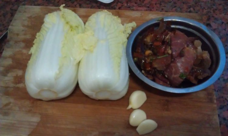 白菜烧腊肉步骤1