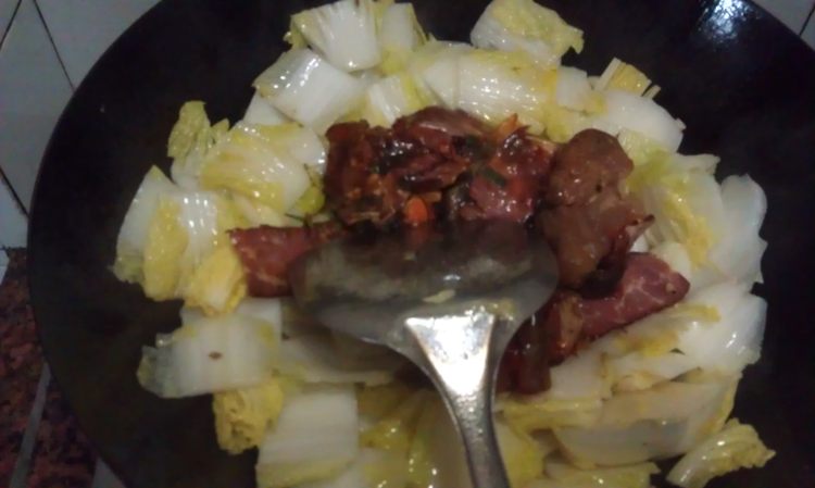 白菜烧腊肉步骤5