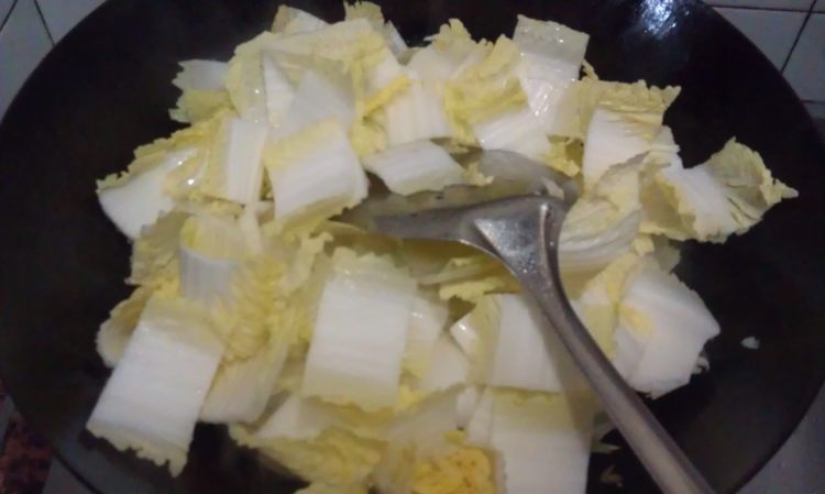 白菜烧腊肉步骤4