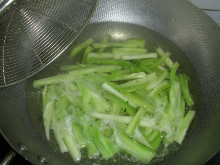 腊肉炒西兰花梗步骤1