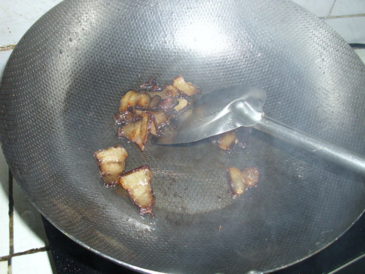 腊肉炒西兰花梗步骤2