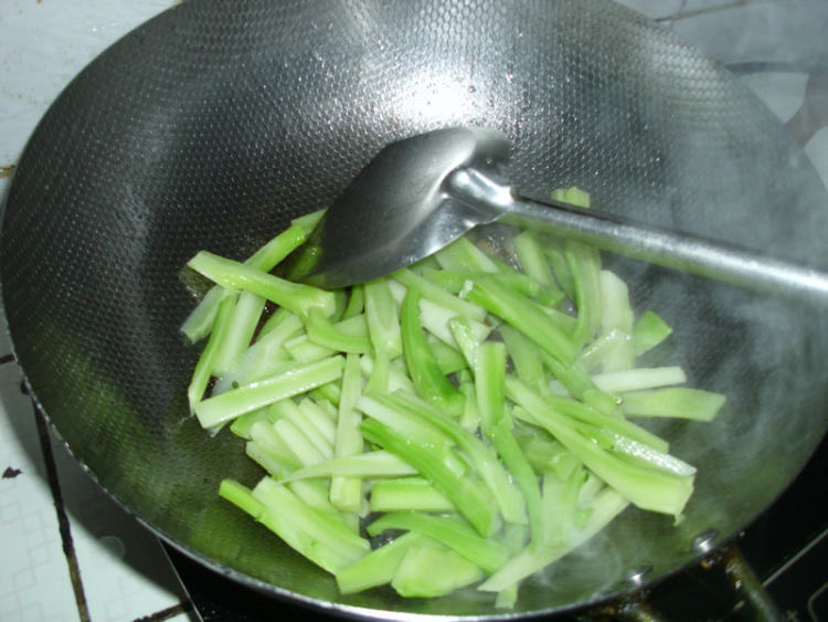 腊肉炒西兰花梗步骤3