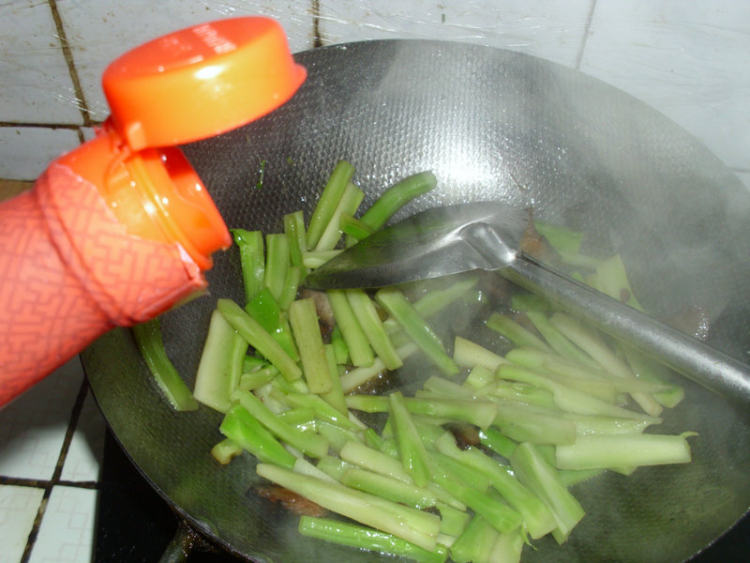 腊肉炒西兰花梗步骤5