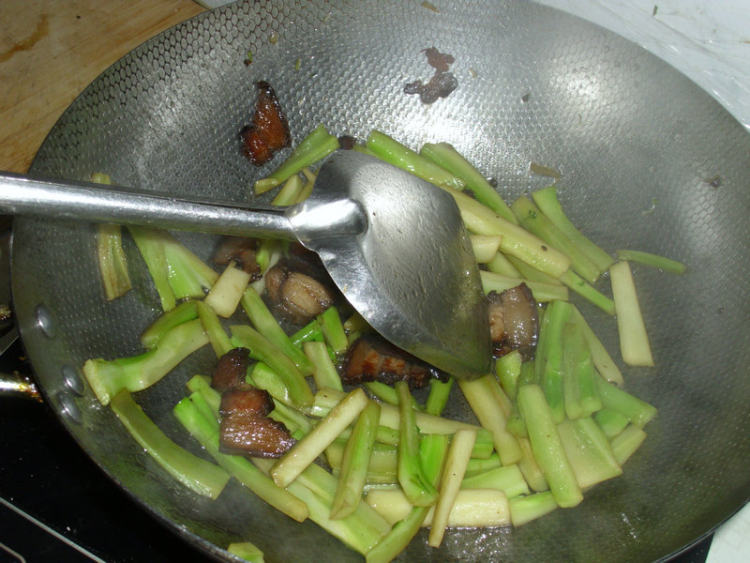 腊肉炒西兰花梗步骤6