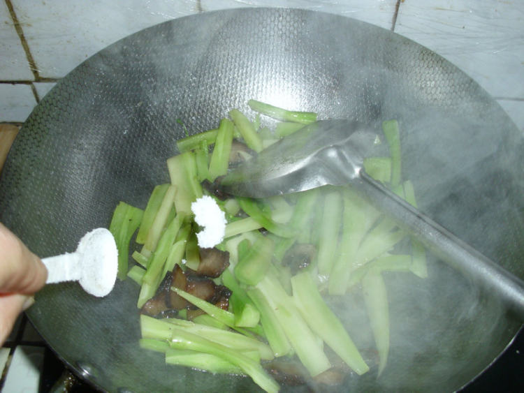 腊肉炒西兰花梗步骤4