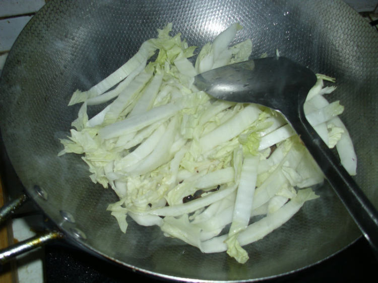 腊肉炒白菜帮步骤4