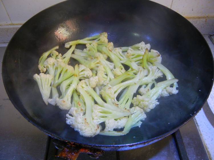 腊肉干锅花菜步骤7