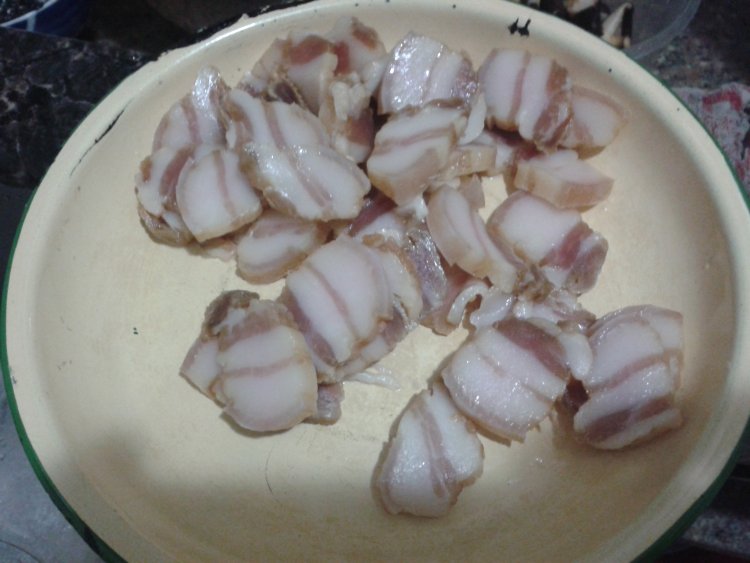 腊肉炒大白菜步骤1