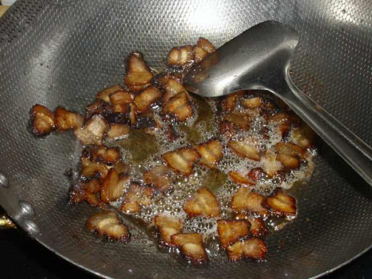 腊肉炒白菜平菇步骤5