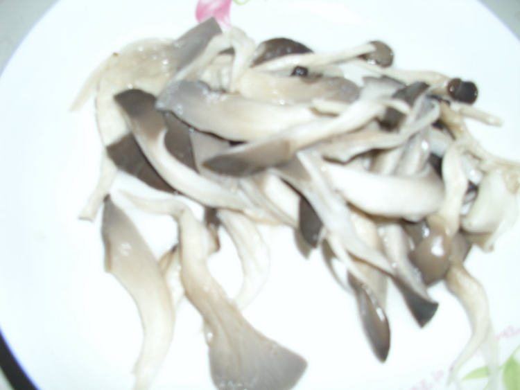 腊肉炒白菜平菇步骤3