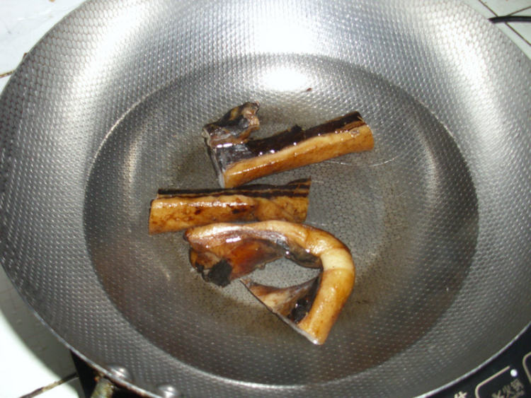 腊肉炒白菜平菇步骤1
