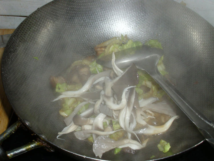 腊肉炒白菜平菇步骤7
