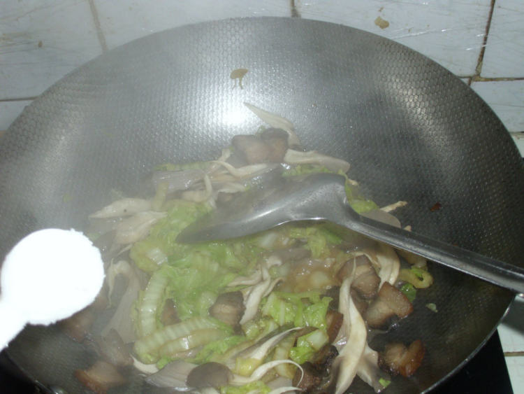 腊肉炒白菜平菇步骤8