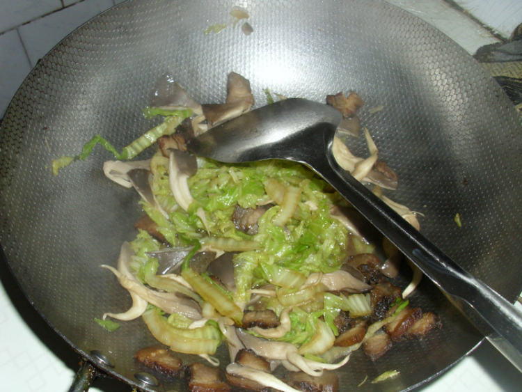 腊肉炒白菜平菇步骤9