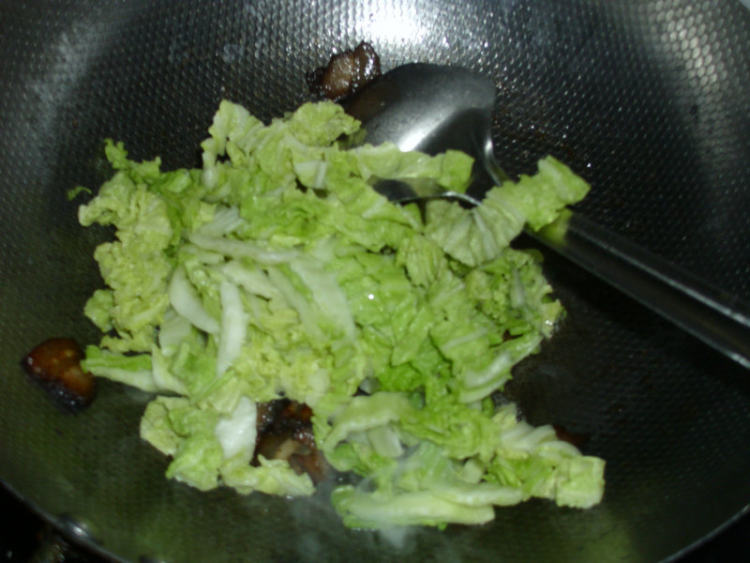 腊肉炒白菜平菇步骤6