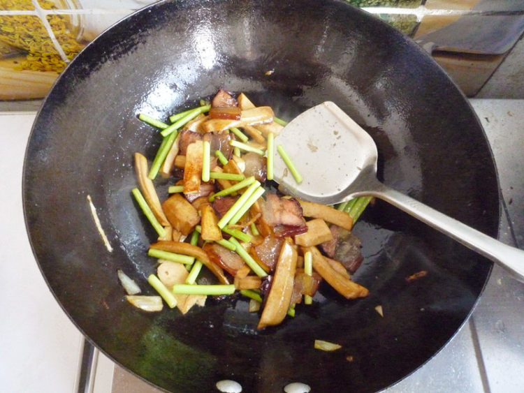 腊肉蒜薹炒豆干步骤9