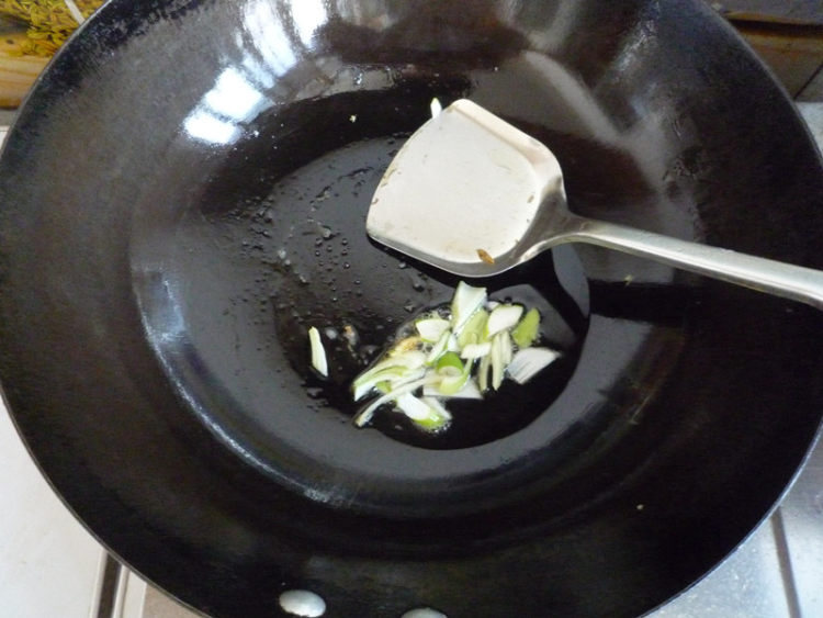 腊肉蒜薹炒豆干步骤3