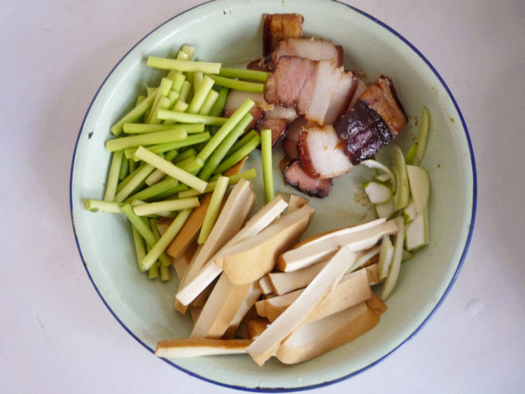 腊肉蒜薹炒豆干步骤2