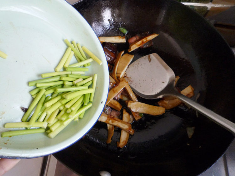 腊肉蒜薹炒豆干步骤8