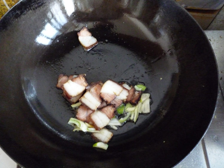 腊肉蒜薹炒豆干步骤4