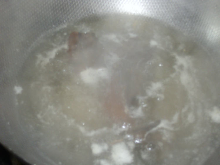 腊肉菠菜炒粉皮步骤1