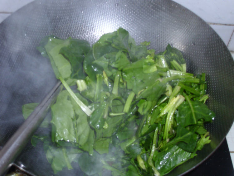 腊肉菠菜炒粉皮步骤5