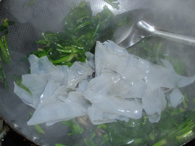 腊肉菠菜炒粉皮步骤6