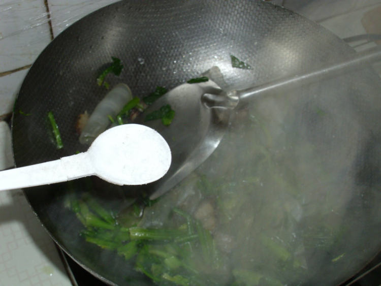 腊肉菠菜炒粉皮步骤7