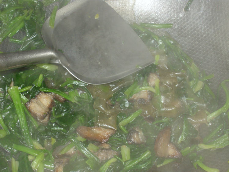 腊肉菠菜炒粉皮步骤8