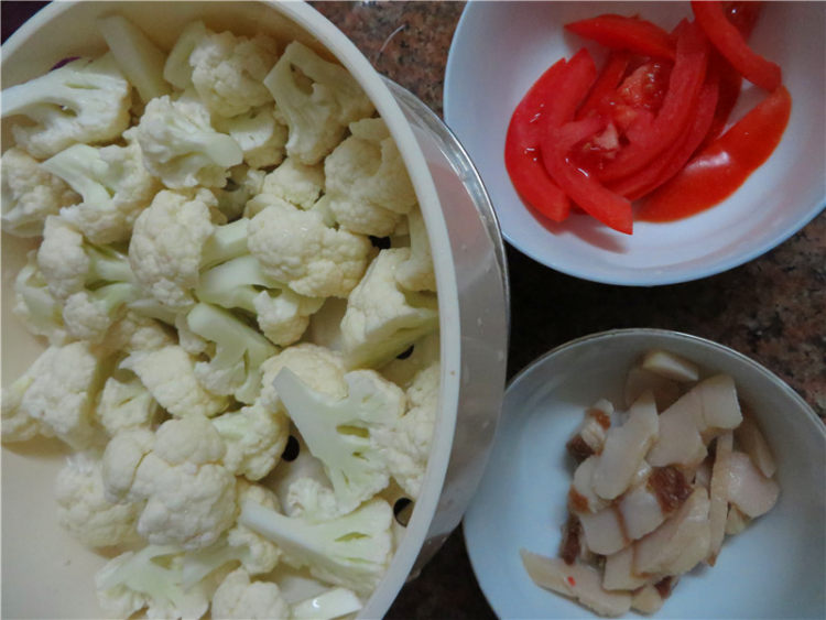 咖哩腊肉炒菜花步骤3