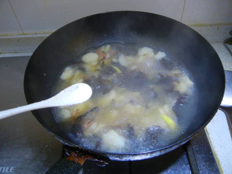 腊味马蹄黑木耳汤步骤9