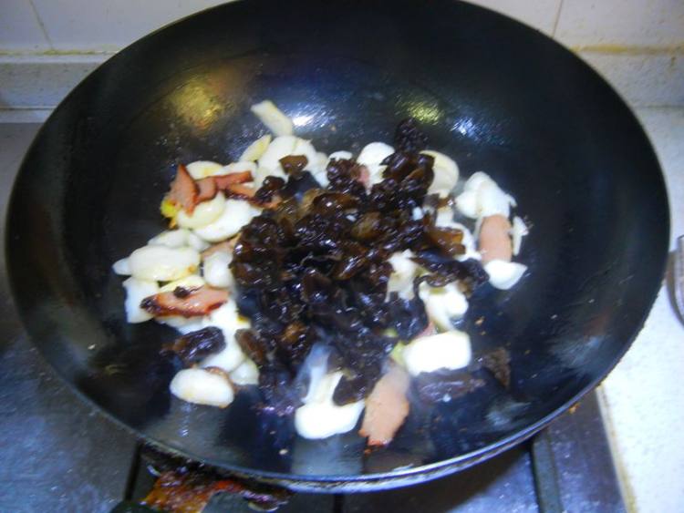 腊味马蹄黑木耳汤步骤6
