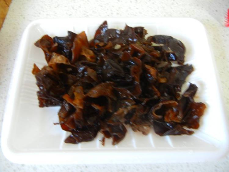 腊味马蹄黑木耳汤步骤3