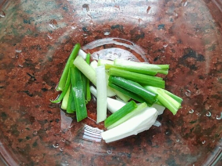 腊肉炒芋头步骤3