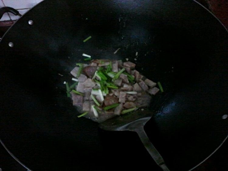 腊肉炒芋头步骤8