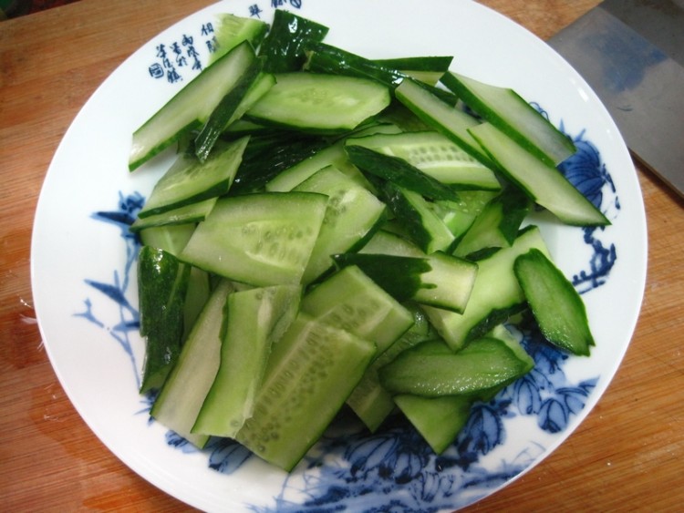腊肉炒黄瓜步骤1