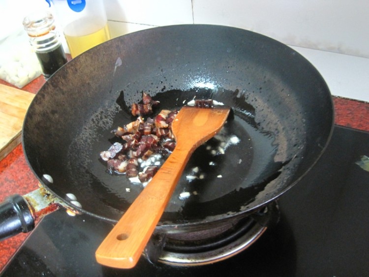 腊肉炒黄瓜步骤4