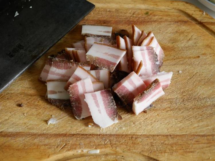 笋片炒腊肉步骤2