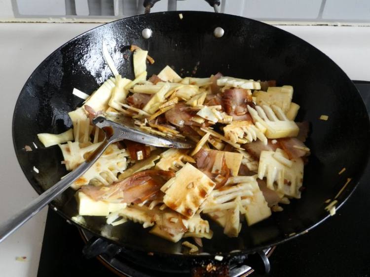 笋片炒腊肉步骤7
