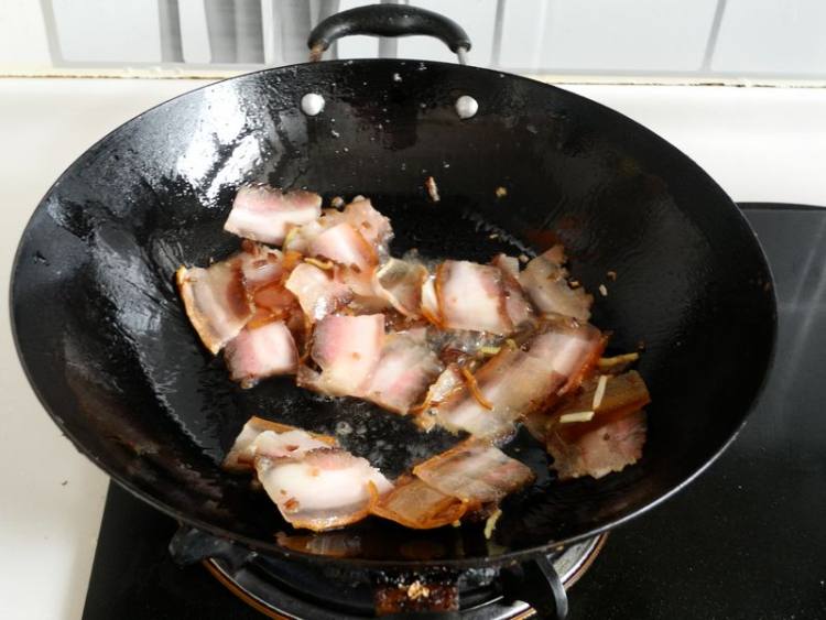 笋片炒腊肉步骤5