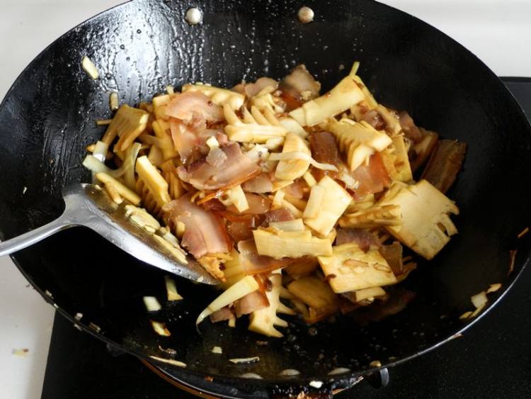 笋片炒腊肉步骤8