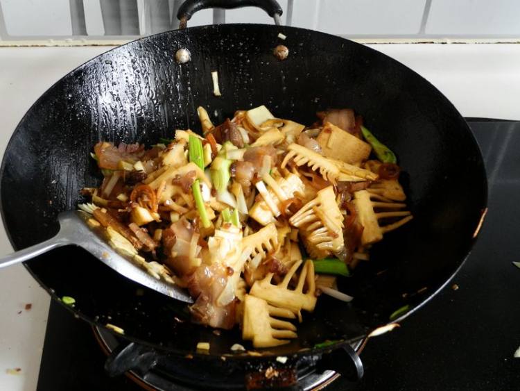 笋片炒腊肉步骤10