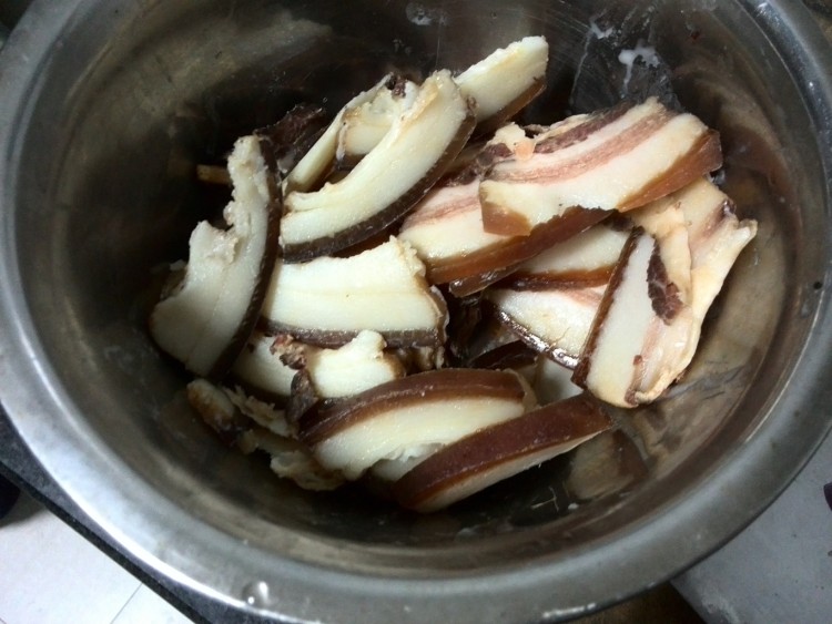 洋葱炒腊肉步骤2