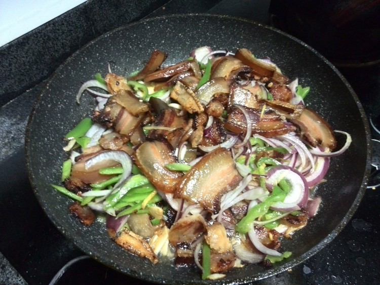 洋葱炒腊肉步骤5