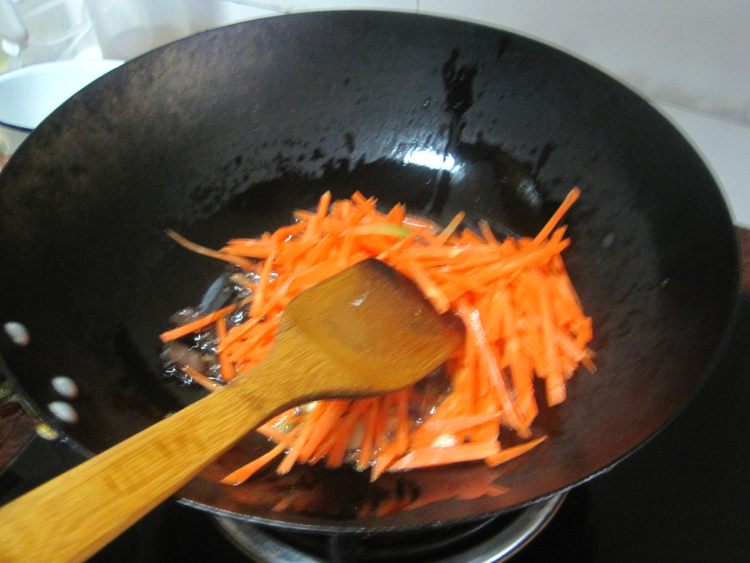 腊肉炒三丝步骤4