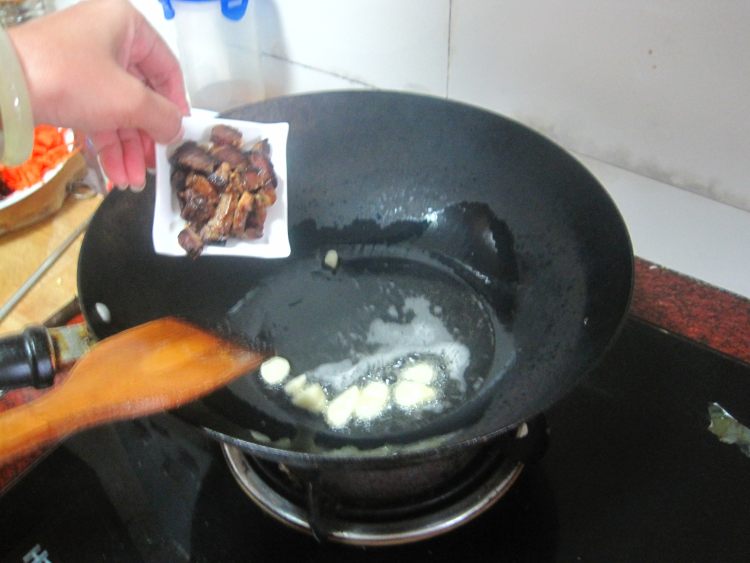 腊肉炒三丝步骤3
