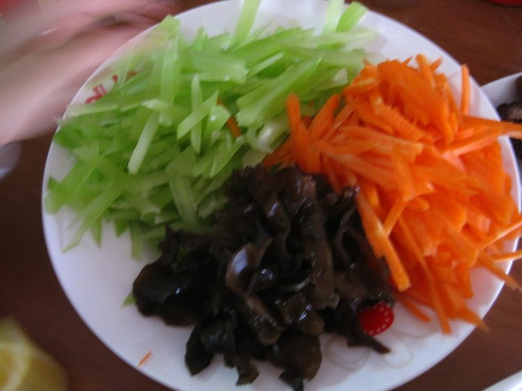 腊肉炒三丝步骤1