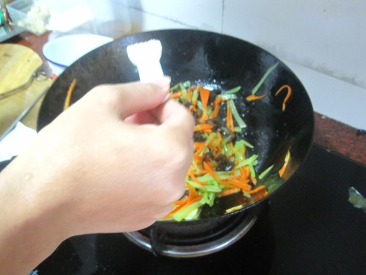 腊肉炒三丝步骤7
