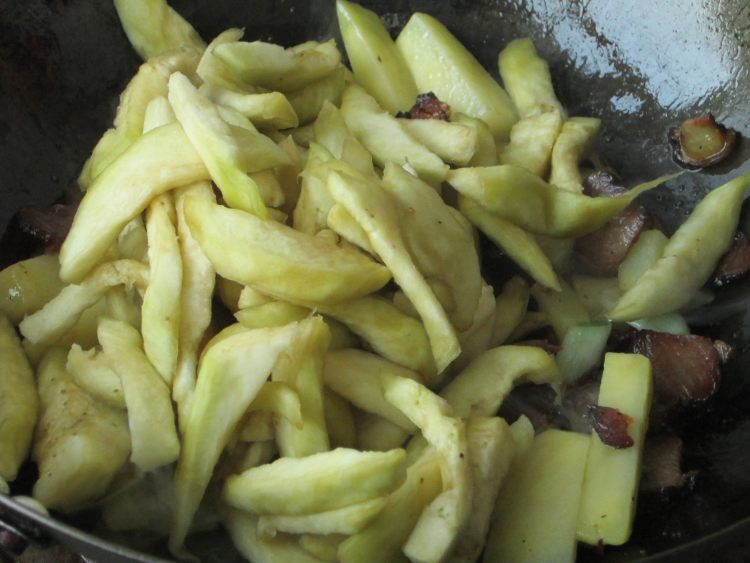 腊味烧土豆茄子步骤8