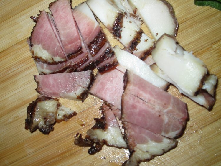 腊肉炒葱叶步骤3